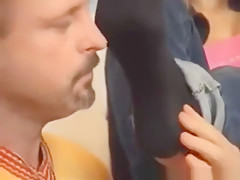 Marido cheirando o chulé da esposa