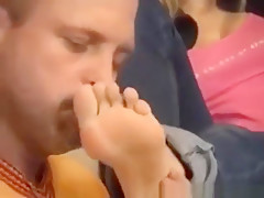 Marido cheirando o chulé da esposa