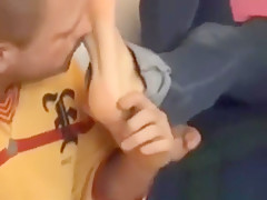 Marido cheirando o chulé da esposa