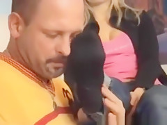 Marido cheirando o chulé da esposa