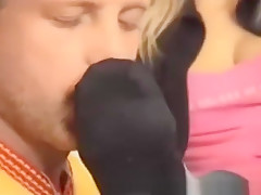 Marido cheirando o chulé da esposa