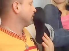 Marido cheirando o chulé da esposa