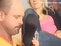 Marido cheirando o chulé da esposa