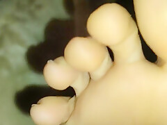 Me Cojo Los Pies Sucios Y Olorosos De
