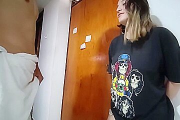 Mi Hermanastra Me Recibe Con Una Mamada En El Apartamento