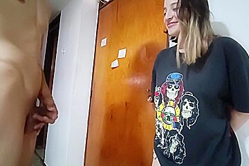 Mi Hermanastra Me Recibe Con Una Mamada En El Apartamento