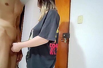 Mi Hermanastra Me Recibe Con Una Mamada En El Apartamento