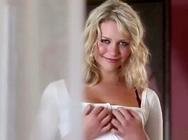 Mia Malkova desnudandose