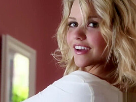 Mia Malkova desnudandose