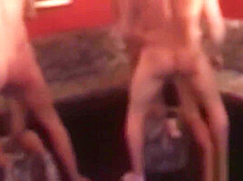 Milf dans le train avec le puceau avant partouze anal resto