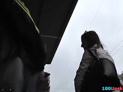 Mini skirt can not hide young girl's upskirt goodies