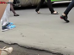 Mini skirt can not hide young girl's upskirt goodies