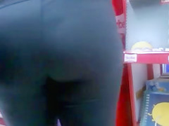 NALGONA CASADA COMPRANDO UTILES