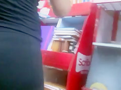 NALGONA CASADA COMPRANDO UTILES