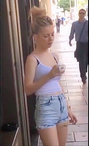 PRECIOSA Y FUMADORA