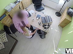 Pour Rubia Katy Espera Obtener Un Prestamo, Pero El Agente