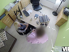 Pour Rubia Katy Espera Obtener Un Prestamo, Pero El Agente