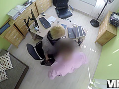 Pour Rubia Katy Espera Obtener Un Prestamo, Pero El Agente