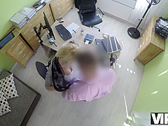Pour Rubia Katy Espera Obtener Un Prestamo, Pero El Agente