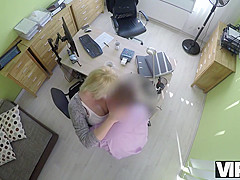 Pour Rubia Katy Espera Obtener Un Prestamo, Pero El Agente