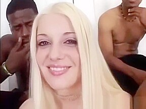 RUBIA PUTA ENTREGANDOSE A 4 NEGROS POR LA GRADUACIoN DE UNO DE ELLOS