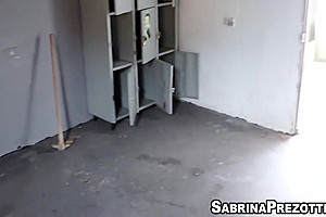 Sabrina Prezotte - Travesti Gostosa Brincando Com Amigos Gays Em Um Galpao Net 5 Min