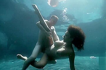 Sex Underwater Need a hand babe