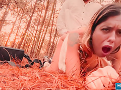 Sexy Scarlett Taylor Gives Lover A Wild Blowjob While Driving