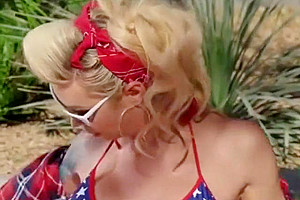 Sexy blonde pic-nic blowjob in the park