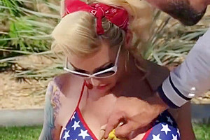 Sexy blonde pic-nic blowjob in the park