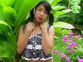 Shemale asiat se gode le cul dans le jardin fleuri