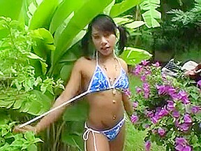 Shemale asiat se gode le cul dans le jardin fleuri