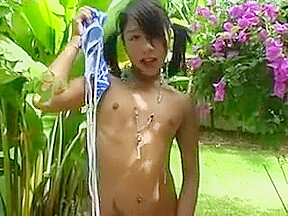 Shemale asiat se gode le cul dans le jardin fleuri