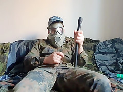 Soldat Drochit V Nemeckoi Uniforme I Ebet Sebya Policeiskoi Dubinkoi