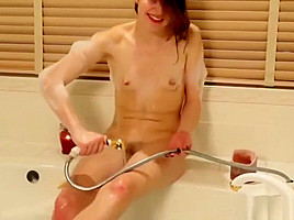 Solo transbabe washes body and pisses in bath