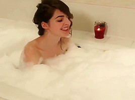 Solo transbabe washes body and pisses in bath