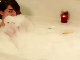 Solo transbabe washes body and pisses in bath