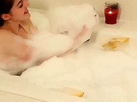 Solo transbabe washes body and pisses in bath