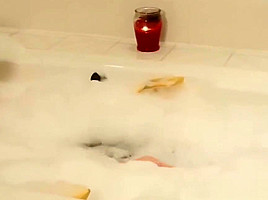 Solo transbabe washes body and pisses in bath