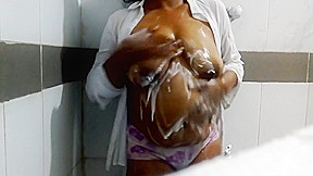 Sri Lankan - Bathroom Bath Fun