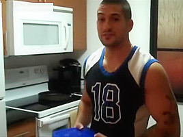 Straight Muscle Hunk Jerks Off On Amateur Cam