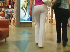 Street brunette ass on video