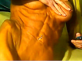 Super sexy muscular girl show pussy