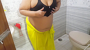 Tamil Rich Hot Aunty Has Sex With Bathroom Water Pipe