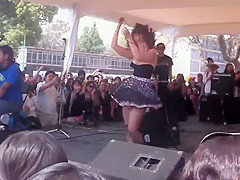 Thrilling singer reveals her cute pair of boobs
