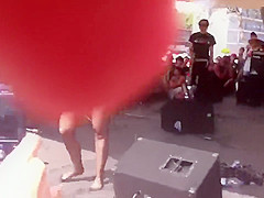 Thrilling singer reveals her cute pair of boobs