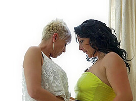 Two Lesbian Housewives Play With Eachothers Pussy - MatureNL