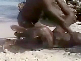 Un couple black s'éclate bien sur une plage de sable paradisiaque
