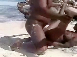 Un couple black s'éclate bien sur une plage de sable paradisiaque