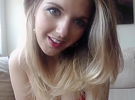 Watch this milf toying her pussy hard